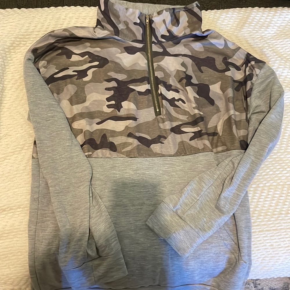 Grey/camouflage 1/4 zip